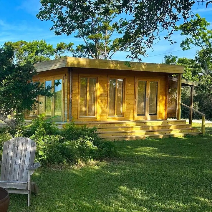 La casa prefabricada estilo resort de Amazon se puede utilizar para rentar o de uso personal (Instagram @allwoodoutlet)
