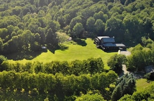 La casa principal de la finca cuenta con cuatro dormitorios y dos baños.