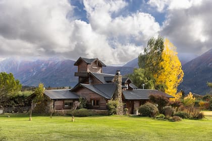 La casa principal de la posada Ruca Kitai rodeada de montañas