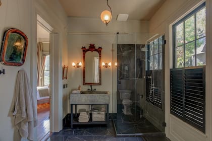 La casa principal posee seis cuartos y seis baños