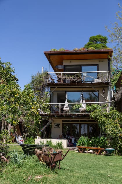La casa prioriza la sustentabilidad: techo verde, termotanque solar, bio digestores en lugar de cloacas y materiales ecológicos fueron premisas esenciales a la hora de refaccionar la casa