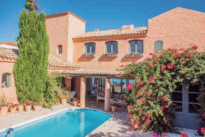 La casa que Cecilia y su marido soñaron hace treinta años y que levantaron junto a los arquitectos Diego Achaval y Rafael Cash está inspirada en las villas del sur de Francia.