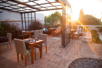 La casa que habita el restaurante tiene una vista directa al atardecer sobre el Río de la Plata.