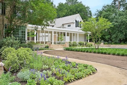 La casa que vende Emma Stone está rodeada de un jardín lleno de verde