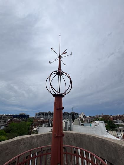 La Casa Redonda de Palanti cuenta con un mirador desde el cual se ve la concesionaria que está al lado y perteneció a los mismos propietarios.