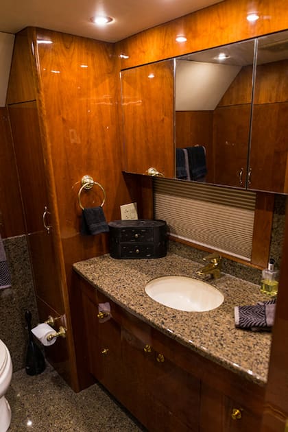 La casa rodante cuenta con dos baños siendo más grande aquel que está junto a la habitación principal