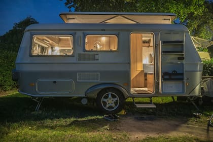 La casa rodante es un remolque habitable que necesita un vehículo tractor para moverse