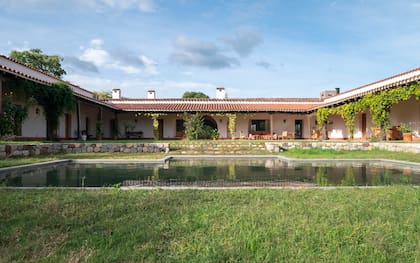 “La casa se caracteriza por sus arcadas, sobre todo en las galerías. Con las sucesivas remodelaciones de distintos propietarios, muchas de esas curvas habían sido rectificadas, especialmente en ventanas y ampliaciones”.