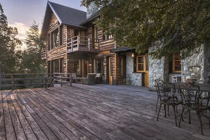 La casa se destaca por su integración con el entorno natural, la cual está rodeada por un centenario bosque de cipreses y coihues