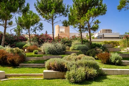 La casa se destaca por sus desniveles exteriores