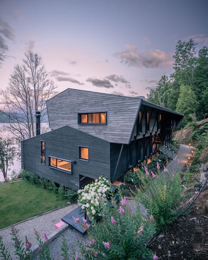 La casa se emplaza en una orilla escarpada del lago, la orilla sur, que para el hemisferio Sur, es la orientación ideal, pues el sol y las vistas coinciden.
