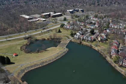 La casa se encuentra a pocos metros del lago Elkhorn y cuenta con un paisaje natural envidiable