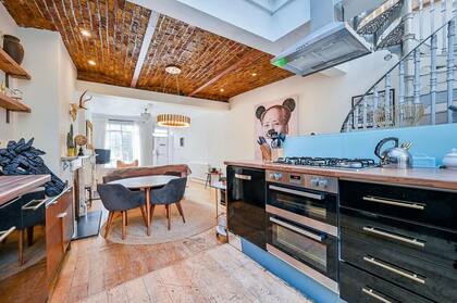 La casa se encuentra a tan solo tres cuadras de la famosa librería de la película "Un lugar llamado Notting Hill"