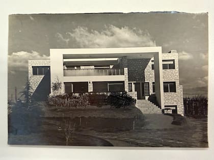 La casa se encuentra deshabitada y en buenas condiciones