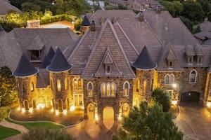 El gigantesco castillo texano construido por una dinastía del béisbol será subastado en diciembre 2025
