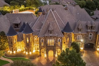 El gigantesco castillo texano construido por una dinastía del béisbol será subastado en diciembre 2025