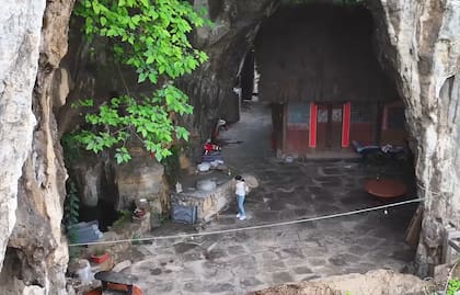 La casa se encuentra instalada en una grieta en la montaña (Foto: Youtube Qingyunji)