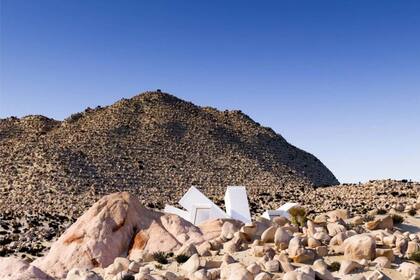 La casa se funde con el paisaje del lugar, ubicado en el sudoeste de California, a kilómetro y medio del acceso al Parque Nacional Joshua Tree