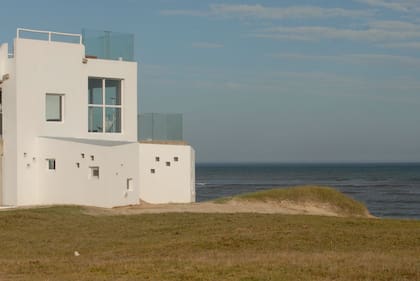 La casa se integra al paisaje con una arquitectura que honra la inmensidad del mar y la tranquilidad de la costa