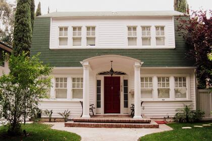 La casa se reformó en 2006, aunque se mantuvo la fachada original, fiel a su apariencia de los años 80