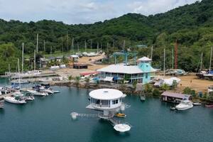 La casa se sumergió de costado frente a decenas de personas. Fuente: Ocean Builders