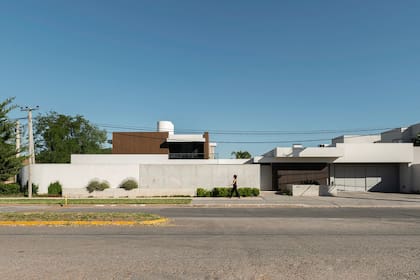 La casa se ubica en una de las principales avenidas de la localidad de Chivilcoy.