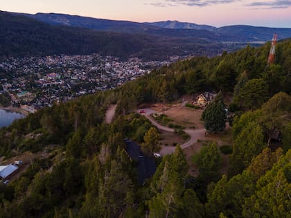 La casa se ubica en una meseta que parece colgada del cielo y es un mirador perfecto de la ciudad. Se puede llegar en auto o a pie.
