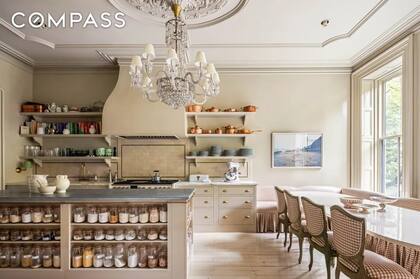 La casa se vende a más del doble de lo que la pareja pagó en 2021, por las amplias reformas en la vivienda (Captura/Compass)