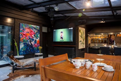 La casa se vende con todos los muebles, lámparas, televisores y hasta los frigobares de las habitaciones. "Sólo me llevo la ropa", dice Dotto.