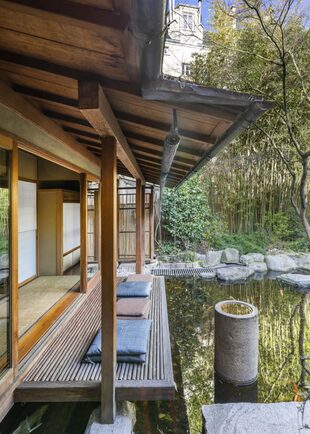 La casa, situada en el patio de un edificio del siglo XVIII, está flanqueada por un auténtico jardín japonés. 
