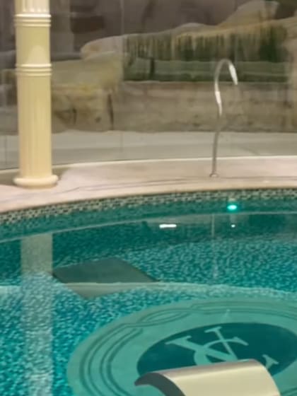 La casa también cuenta con una pileta climatizada (Foto: Captura de video / TikTok @shootforloveworld)