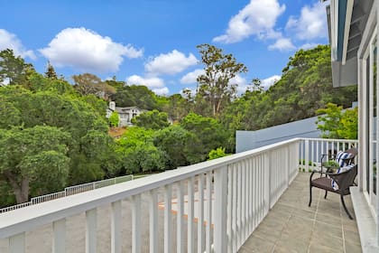 La casa también tiene balcones para disfrutar del exterior
