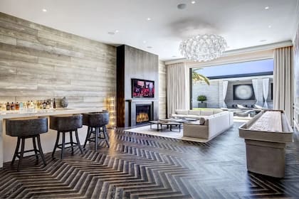 La casa tiene 1426 metros cuadrados, siete habitaciones y diez baños