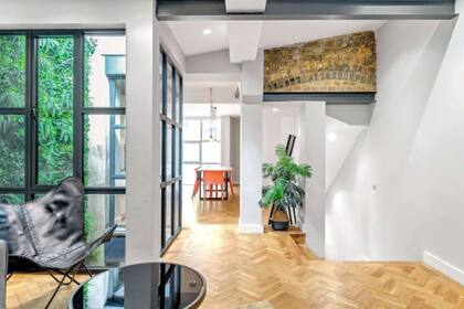 La casa tiene 240 metros cuadrados