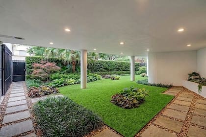 La casa tiene 45 metros de frente sobre la exclusiva calle Eduardo Costa