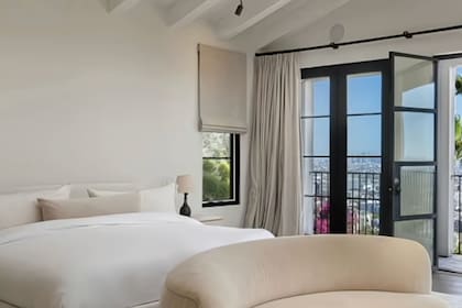 La casa tiene 778 m², seis dormitorios, ocho baños, pileta, sala de cine y vistas al Pacífico