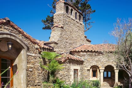 La casa tiene aproximadamente 300 metros cubiertos y es de una sola planta