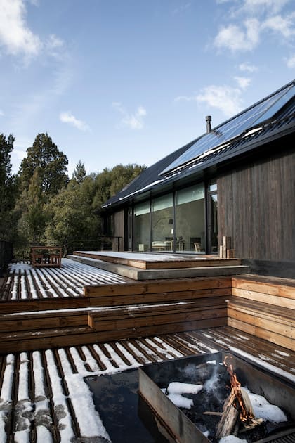 La casa tiene canaletas embutidas para la recolección del agua de lluvia, que se almacena en cisternas bajo tierra.