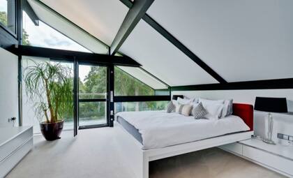 La casa tiene cinco habitaciones