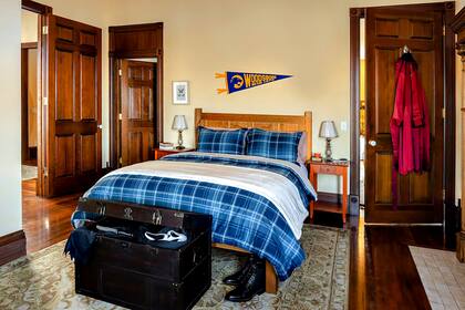 La casa tiene cuatro habitaciones y baños