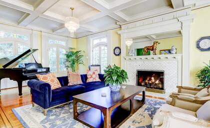 La casa tiene dos chimeneas a gas