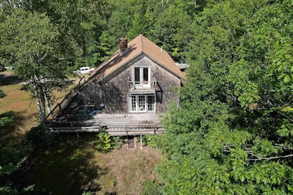 La casa tiene dos habitaciones y dos baños, un garage y amoblado vintage
