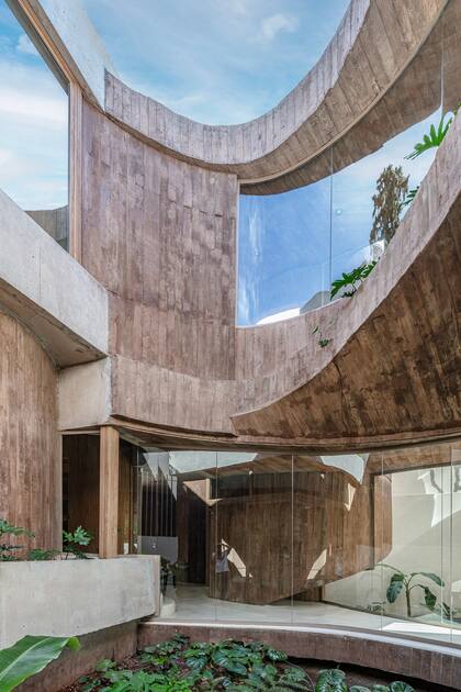 La casa tiene dos patios internos que permite acercar la luz y la vegetación a todos los ambientes.