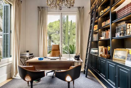 La casa tiene fabulosos jardines que se disfrutan desde los interiores