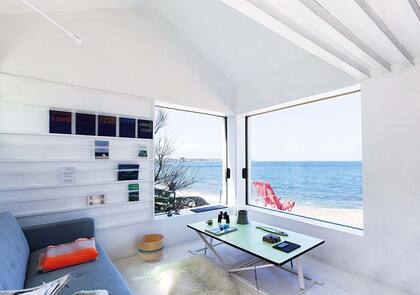 Se instalaron grandes ventanas corredizas en ángulo, de modo de maximizar la vista a la playa 