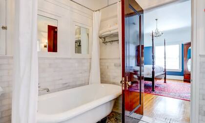 La casa tiene nueve baños completos y tres medios baños