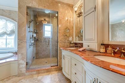 La casa tiene nueve baños, la mayoría revestidos con mármol