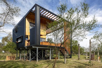 La casa tiene paneles solares fotovoltaicos y baterías para recolectar y almacenar energía eléctrica; un recolector de agua de lluvia; un calefón solar y un biodigestor