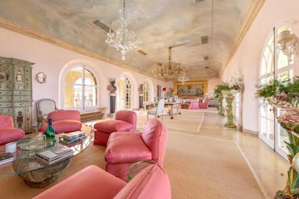 La casa tiene techos pintados a mano por el artista francés Jean-Claude Adenin