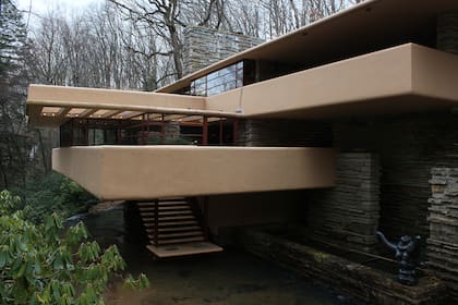 La casa tiene tres plantas que se extienden horizontalmente entre voladizos y terrazas